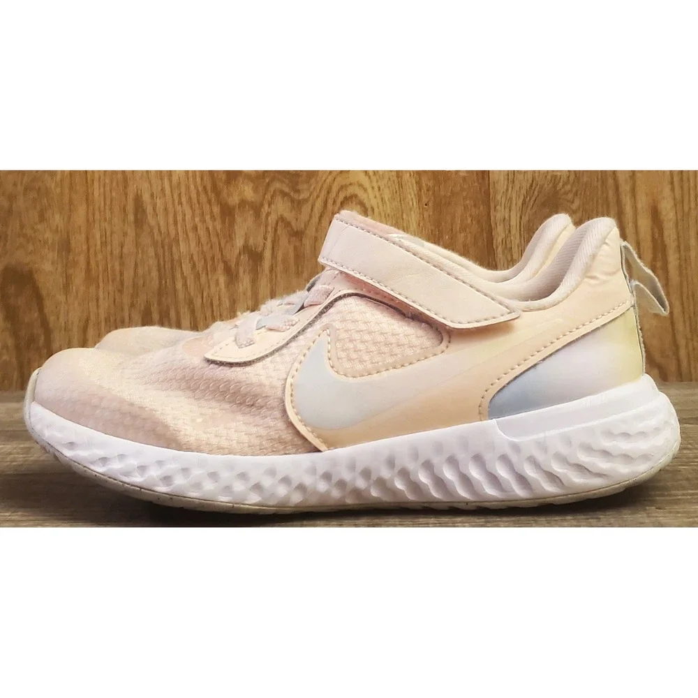 Nike Revolution‎ 5 SE Sneaker Shoes Youth Size 13 Pink